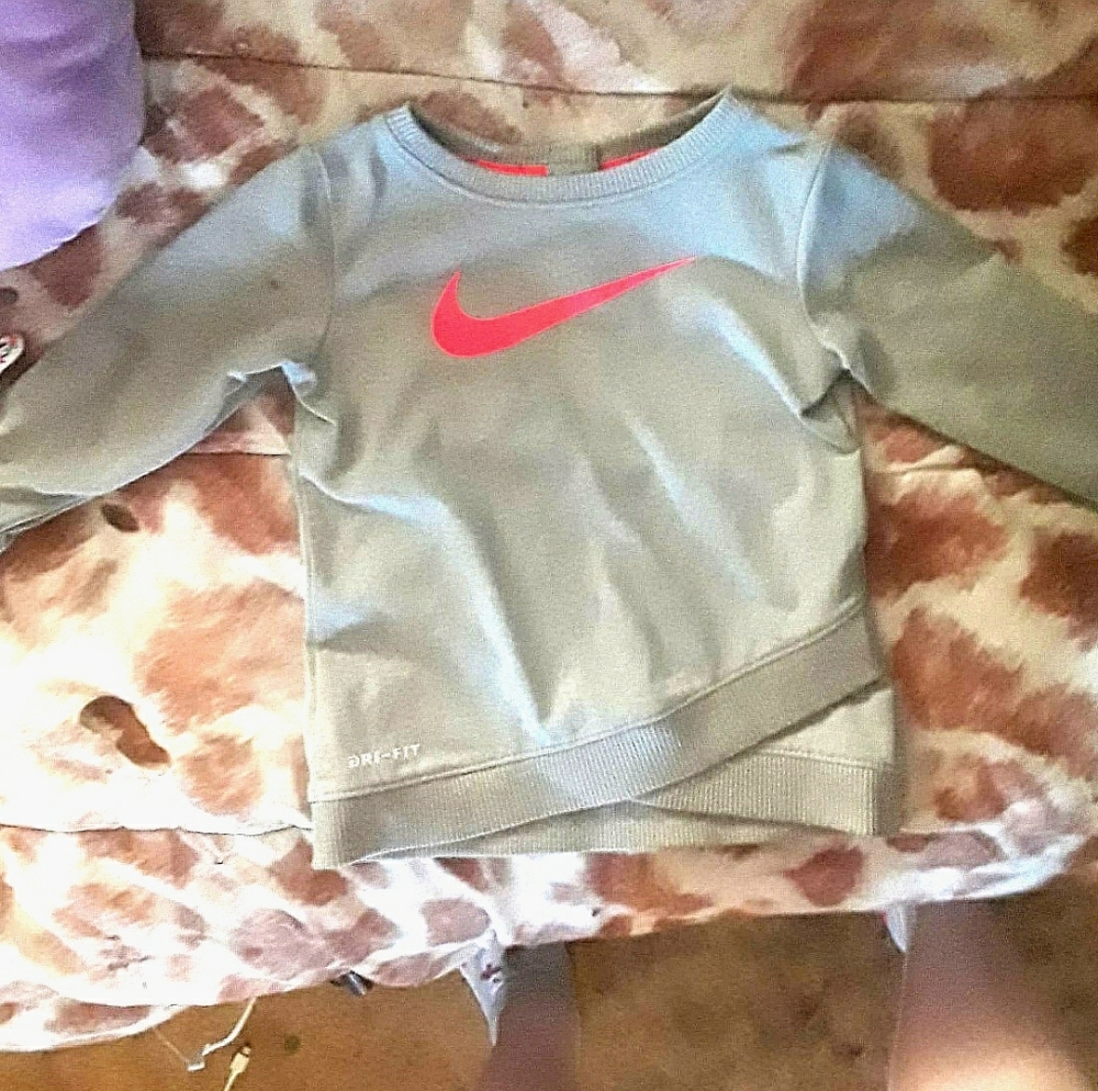 ✨ 3 for 30 Nike dri-fit sweatshirt 6-9 months